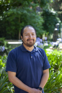 Picture of Julio Alba in a garden setting.